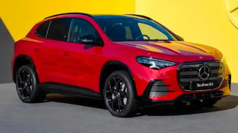 Frontansicht des roten Mercedes GLA mit schwarzen Felgen