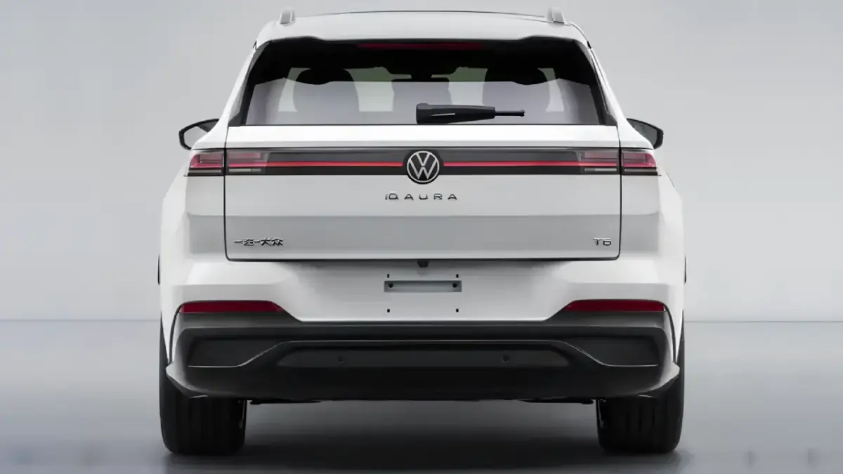 Direkte Heckansicht des neuen E-SUVs VW ID. Aura T6 in Silber. Zu sehen sind das durchgehende rote LED-Leuchtband mit VW-Logo, der „ID. Aura“-Schriftzug und die chinesischen FAW-Volkswagen-Schriftzeichen Direkte Heckansicht des neuen E-SUVs VW ID. Aura T6 in Silber. Zu sehen sind das durchgehende rote LED-Leuchtband mit VW-Logo, der „ID. Aura“-Schriftzug und die chinesischen FAW-Volkswagen-Schriftzeichen