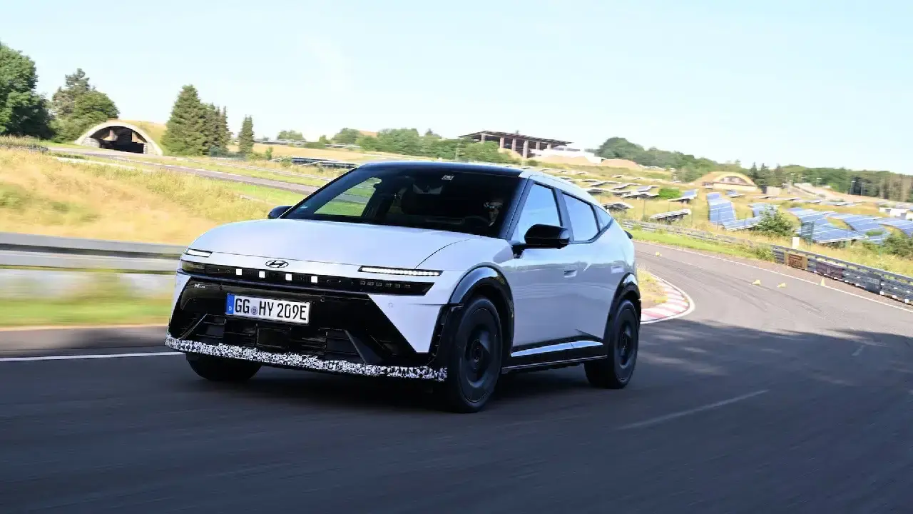 leicht getarnter Hyundai Ioniq 3 auf Testfahrt