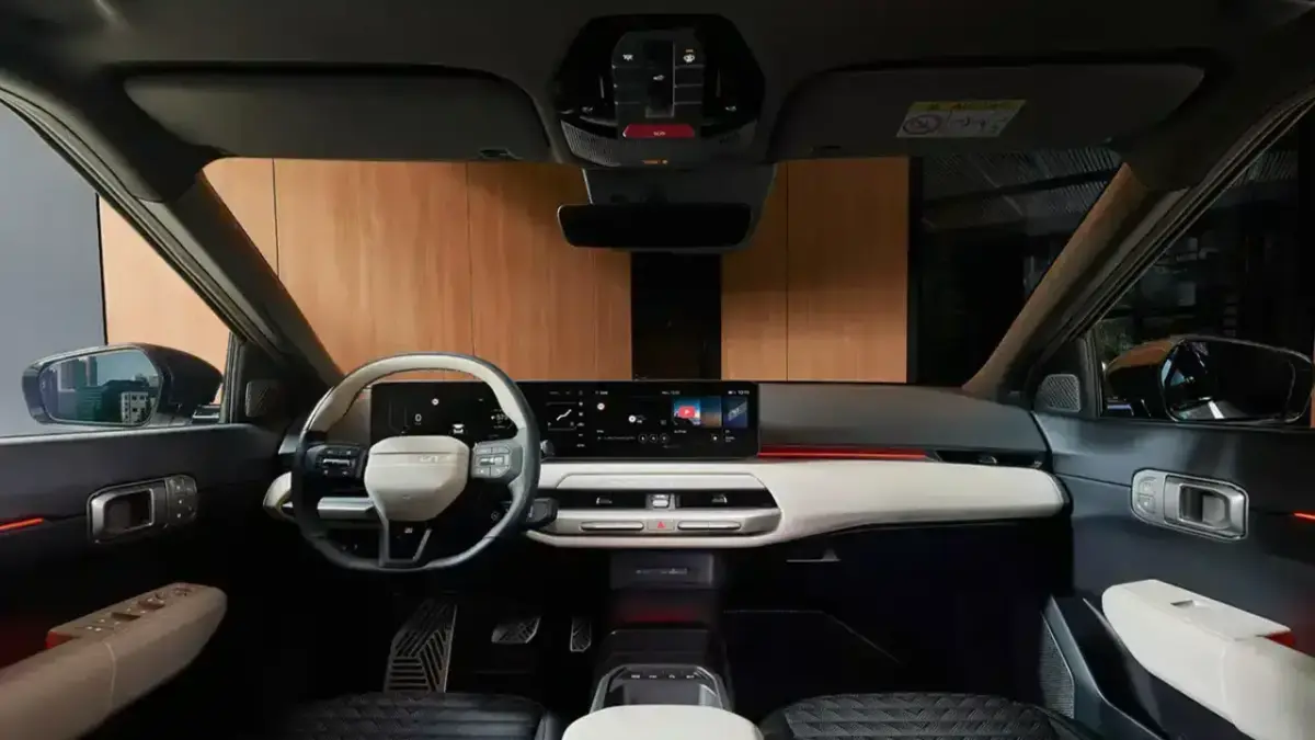 Das moderne Cockpit des Kia EV4 Elektroautos von innen. Zu sehen sind das große Panorama-Display mit Infotainment-Apps, das zweifarbige, eckige Lenkrad und das minimalistische Innenraum-Design mit roter Ambientebeleuchtung Das moderne Cockpit des Kia EV4 Elektroautos von innen. Zu sehen sind das große Panorama-Display mit Infotainment-Apps, das zweifarbige, eckige Lenkrad und das minimalistische Innenraum-Design mit roter Ambientebeleuchtung