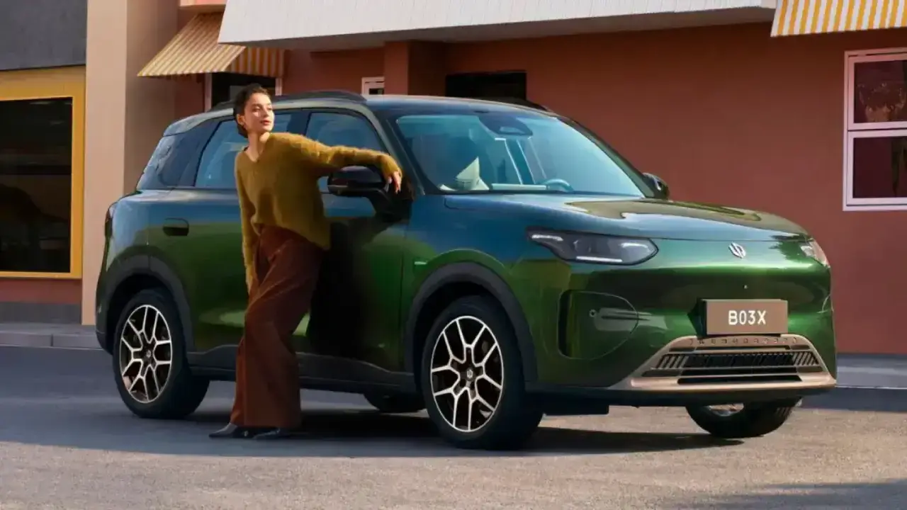 Das neue Elektro-SUV Leapmotor B03X in elegantem Dunkelgrün. Eine junge Frau lehnt an dem kompakten Crossover mit markanten Alufelgen und bronzefarbenem Front-Element vor urbaner Lifestyle-Kulisse