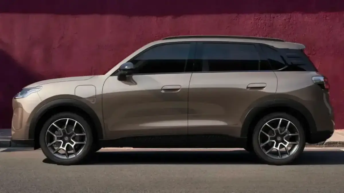 Seitenansicht des Leapmotor B03X SUV in elegantem Bronze-Champagner. Das moderne Elektro-SUV zeigt versenkbare Türgriffe, eine vordere Ladeklappe und markante Alufelgen vor einer weinroten Wand Seitenansicht des Leapmotor B03X SUV in elegantem Bronze-Champagner. Das moderne Elektro-SUV zeigt versenkbare Türgriffe, eine vordere Ladeklappe und markante Alufelgen vor einer weinroten Wand