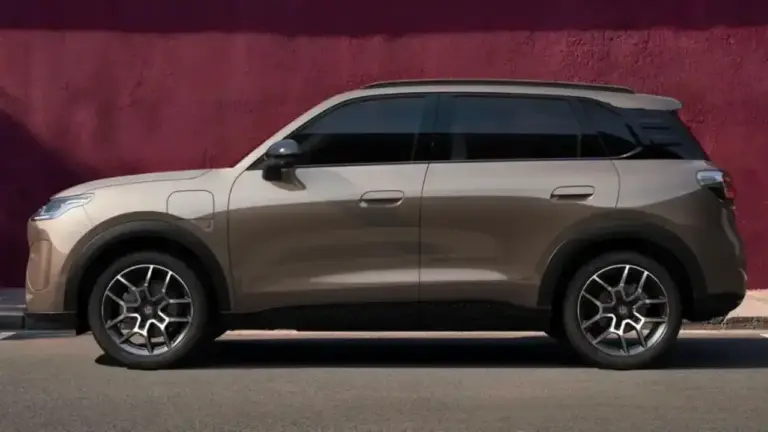 Seitenansicht des Leapmotor B03X SUV in elegantem Bronze-Champagner. Das moderne Elektro-SUV zeigt versenkbare Türgriffe, eine vordere Ladeklappe und markante Alufelgen vor einer weinroten Wand