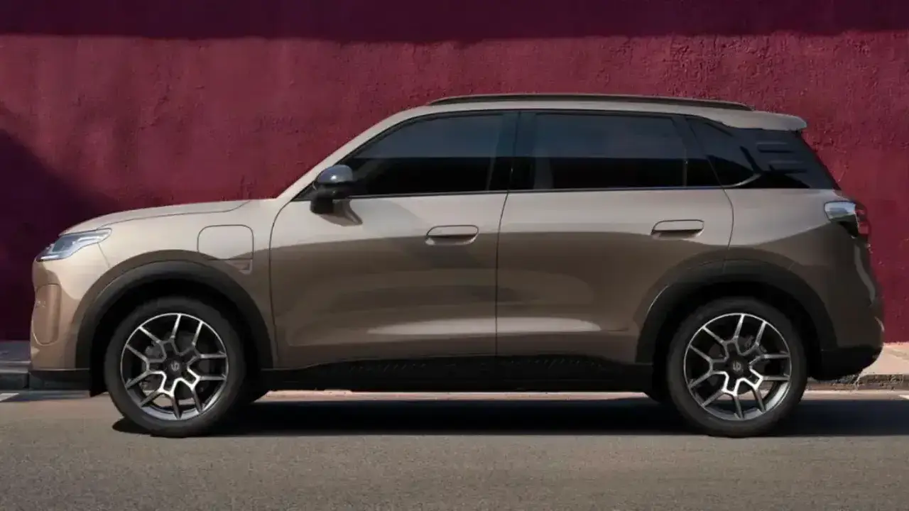 Seitenansicht des Leapmotor B03X SUV in elegantem Bronze-Champagner. Das moderne Elektro-SUV zeigt versenkbare Türgriffe, eine vordere Ladeklappe und markante Alufelgen vor einer weinroten Wand
