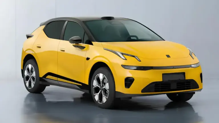 Schräge Frontansicht des neuen Lynk & Co 02 Crossover-SUVs in leuchtendem Gelb mit schwarzem Kontrastdach. Das sportliche Elektroauto zeigt seine markanten LED-Tagfahrlichter und zweifarbige Alufelgen