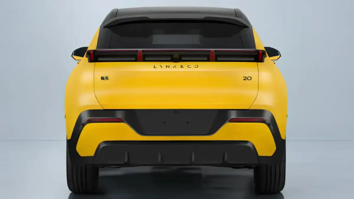 Direkte Heckansicht des gelben Lynk & Co 02 Elektro-SUVs im Studio. Zu sehen sind der markante, schwarze Dachspoiler, der „20“-Schriftzug und die durchgehende LED-Lichtleiste im markentypischen Ducktail-Design Direkte Heckansicht des gelben Lynk & Co 02 Elektro-SUVs im Studio. Zu sehen sind der markante, schwarze Dachspoiler, der „20“-Schriftzug und die durchgehende LED-Lichtleiste im markentypischen Ducktail-Design