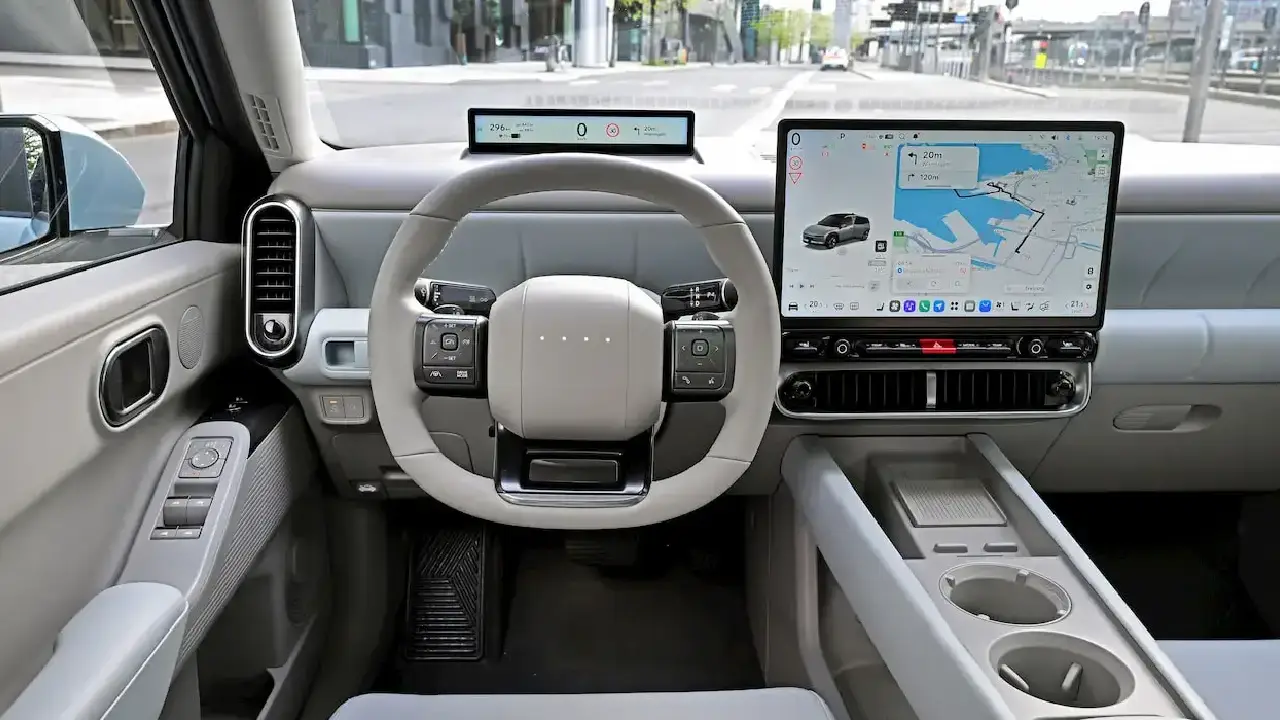 Interieur des Hyundai Ioniq 3 mit hellem Lenkrad