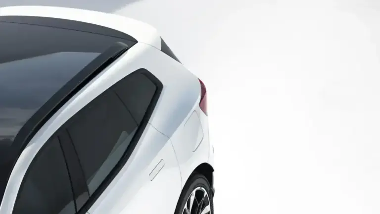 Detailansicht des Polestar 4 Elektro-SUV-Coupés von oben. Die weiße Karosserie zeigt das revolutionäre Design ohne Heckscheibe, das dunkle Panoramaschnitt-Glasdach und die versenkten Türgriffe