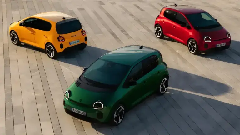 Drei Modelle des neuen Renault Twingo E-Tech elektrisch in Absolut-Grün, Mango-Gelb und Absolut-Rot aus der Vogelperspektive. Die kompakten Elektro-Kleinstwagen zeigen ihr markantes Retro-Design mit runden LED-Scheinwerfern