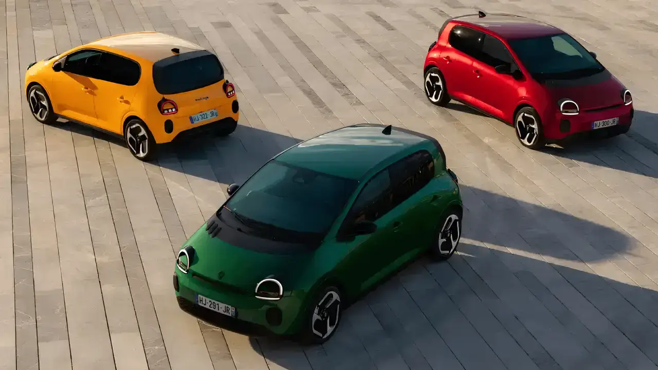 Drei Modelle des neuen Renault Twingo E-Tech elektrisch in Absolut-Grün, Mango-Gelb und Absolut-Rot aus der Vogelperspektive. Die kompakten Elektro-Kleinstwagen zeigen ihr markantes Retro-Design mit runden LED-Scheinwerfern