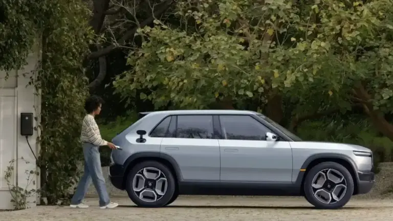 Seitenansicht des silbernen Rivian R3