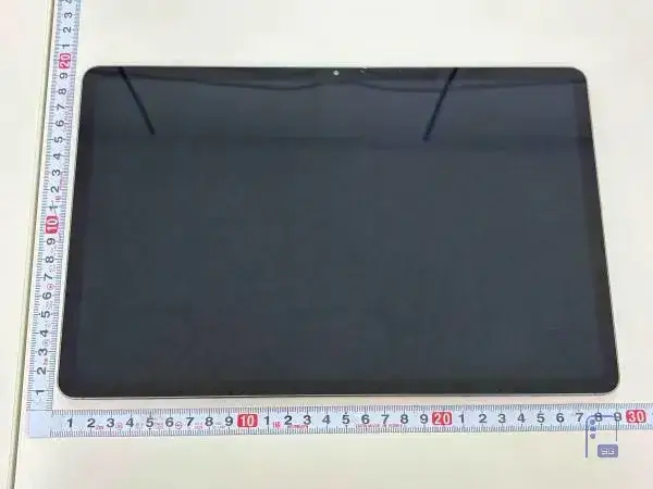 Bild des Samsung Galaxy S12+ mit Maßband für die Größenbestimmung bei einer Zertifizierungsbehörde Bild des Samsung Galaxy S12+ mit Maßband für die Größenbestimmung bei einer Zertifizierungsbehörde