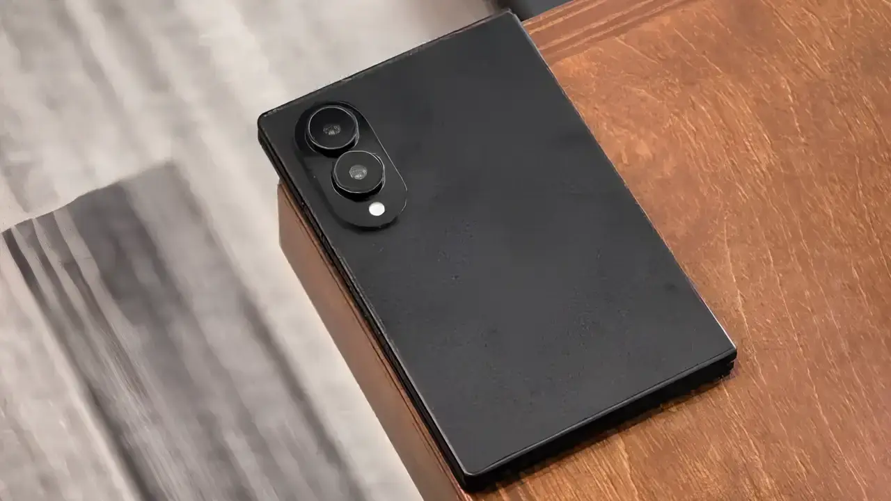 Rückseite des kommenden Samsung Galaxy Z Fold 8 als Dummy mit Dual-Kamera in schwarz