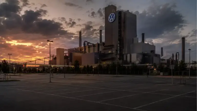 Ein riesiges, leicht verschattetes Volkswagen-Werk in der Abenddämmerung