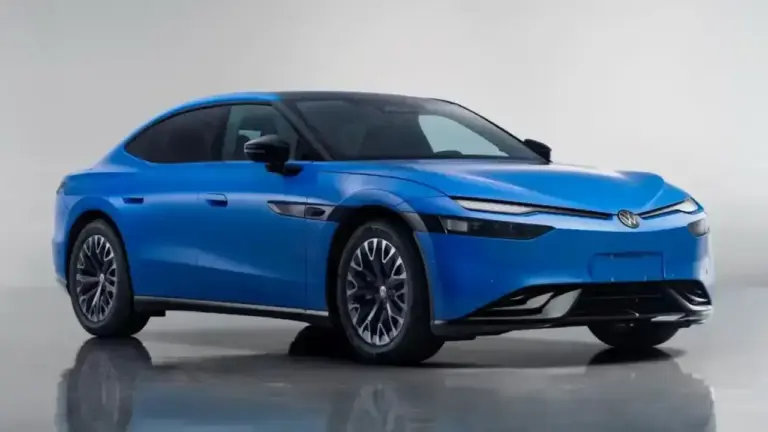 Schräge Frontansicht der neuen Elektro-Limousine VW ID. Unyx 09 in kräftigem Metallic-Blau. Das in China mit XPeng entwickelte Oberklasse-Modell zeigt schmale LED-Scheinwerfer und ein sportliches Fastback-Design