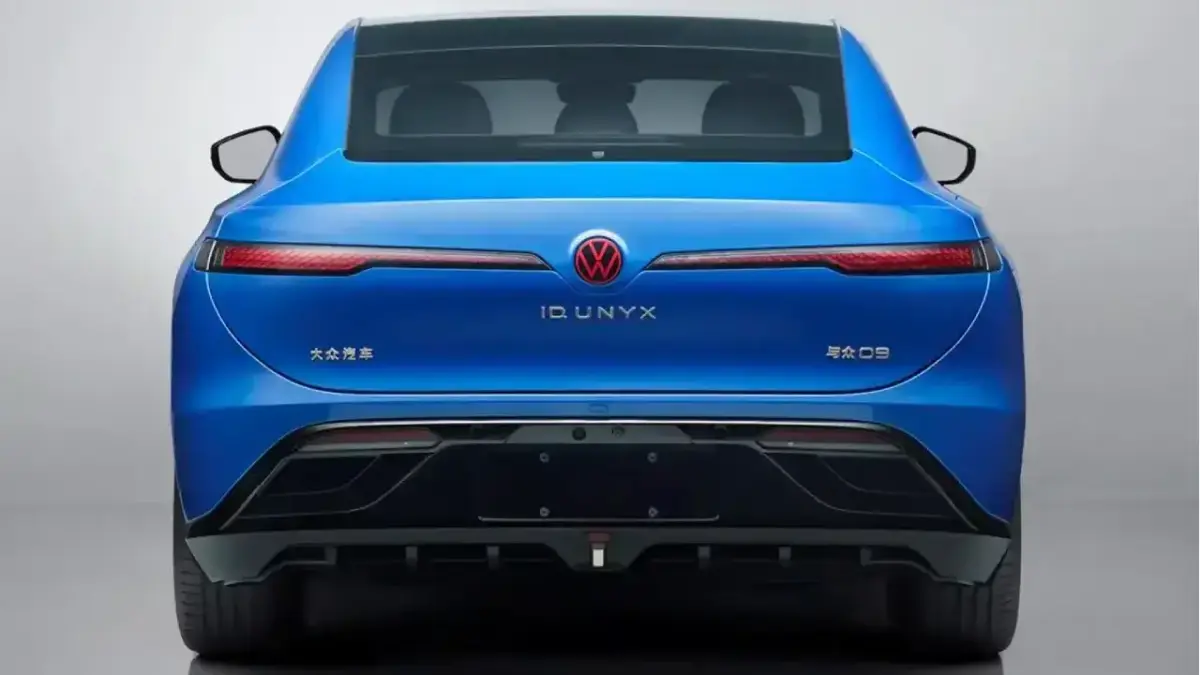 Heckansicht der neuen Elektro-Limousine VW ID. Unyx 09 in kräftigem Metallic-Blau. Das in China mit XPeng entwickelte Oberklasse-Modell zeigt schmale LED-Rückleuchten und ein sportliches Fastback-Design Heckansicht der neuen Elektro-Limousine VW ID. Unyx 09 in kräftigem Metallic-Blau. Das in China mit XPeng entwickelte Oberklasse-Modell zeigt schmale LED-Rückleuchten und ein sportliches Fastback-Design