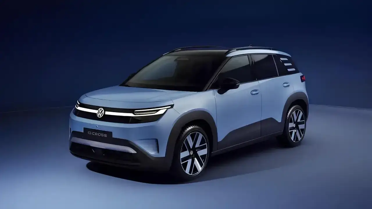 schräge Frontansicht des neuen VW ID. Cross in Hellblau
