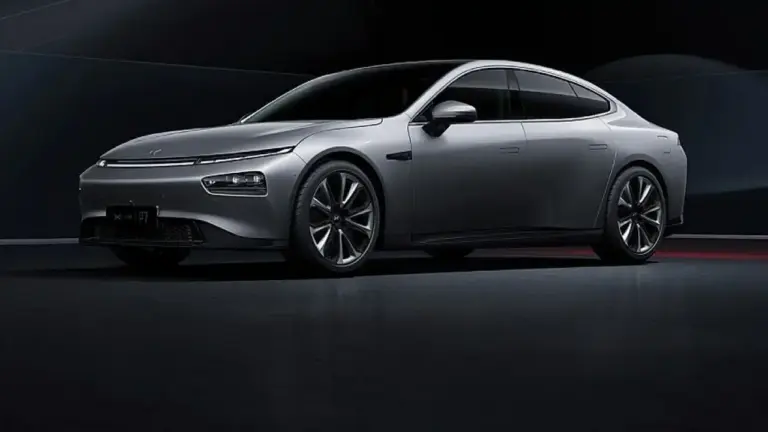 Silberne Elektro-Limousine Xpeng P7 in schräger Frontansicht in einem dunklen Studio