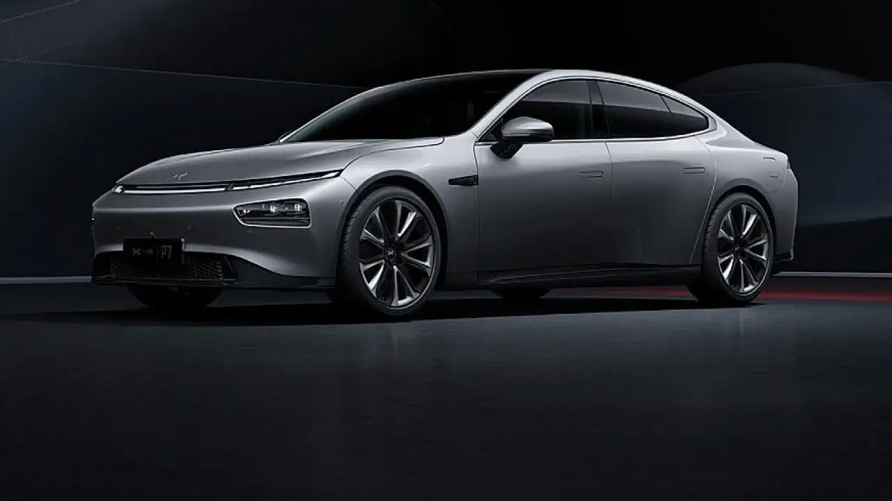 Silberne Elektro-Limousine Xpeng P7 in schräger Frontansicht in einem dunklen Studio