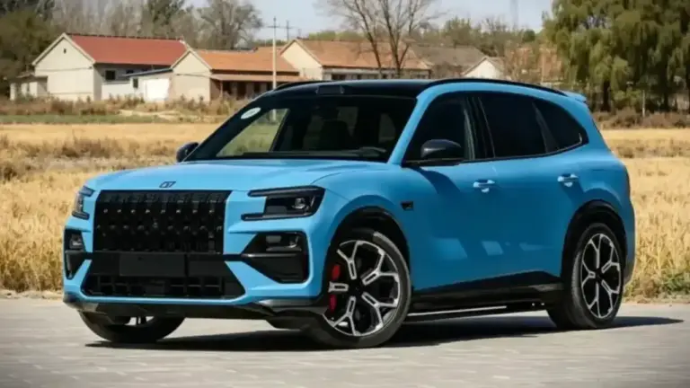 Schräge Frontansicht des neuen Zeekr 8X SUV in leuchtendem Hellblau mit schwarzem Kontrastdach. Das sportliche Crossover-Modell zeigt markante Y-Speichen-Felgen und rote Bremssättel auf einer Testfahrt