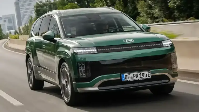 schräge Frontansicht eines grünen Hyundai Ioniq 9 Modelljahr 2027