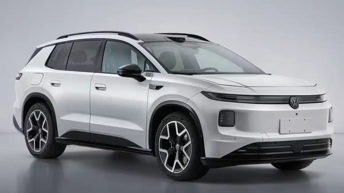 Schräge Frontansicht des neuen Elektro-SUVs VW ID. Aura T6 in Silber. Das moderne Familien-E-Auto zeigt ein kantiges Design, markante Y-Speichen-Alufelgen und einen LiDAR-Dachsensor Schräge Frontansicht des neuen Elektro-SUVs VW ID. Aura T6 in Silber. Das moderne Familien-E-Auto zeigt ein kantiges Design, markante Y-Speichen-Alufelgen und einen LiDAR-Dachsensor