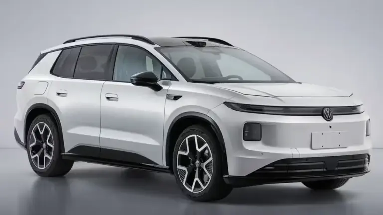 Schräge Frontansicht des neuen Elektro-SUVs VW ID. Aura T6 in Silber. Das moderne Familien-E-Auto zeigt ein kantiges Design, markante Y-Speichen-Alufelgen und einen LiDAR-Dachsensor