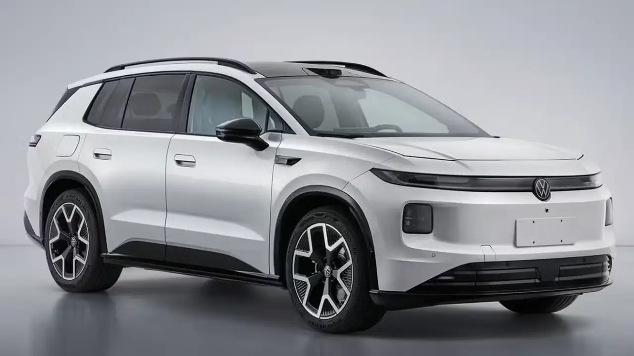 Schräge Frontansicht des neuen Elektro-SUVs VW ID. Aura T6 in Silber. Das moderne Familien-E-Auto zeigt ein kantiges Design, markante Y-Speichen-Alufelgen und einen LiDAR-Dachsensor