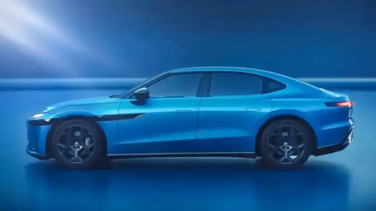 Seitenansicht der neuen Elektro-Limousine VW ID. Unyx 09 in kräftigem Metallic-Blau. Das in China mit XPeng entwickelte Oberklasse-Modell zeigt schmale LED-Rückleuchten und ein sportliches Fastback-Design