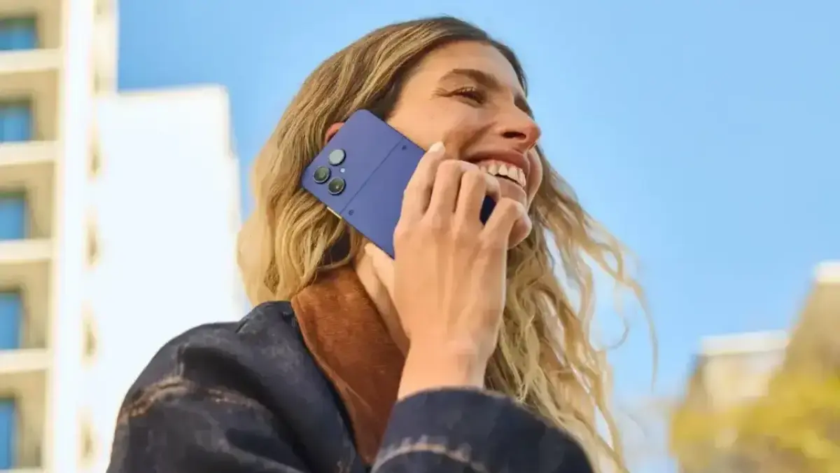 Fairphone Gen 6+ in der Farbe Cobalt in der Hand einer Frau beim telefonieren Fairphone Gen 6+ in der Farbe Cobalt in der Hand einer Frau beim telefonieren