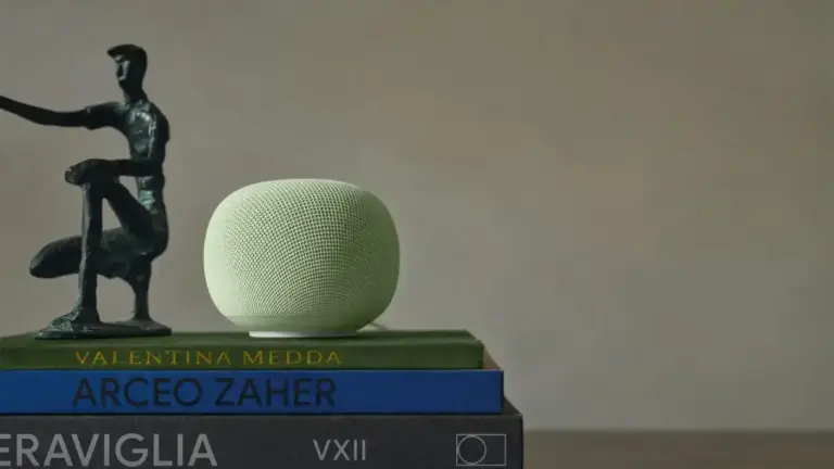 Google Home Speaker in der Farbe Jade auf Büchern stehend