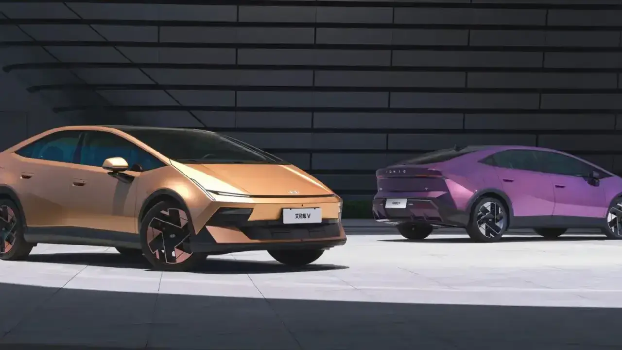 Seitenansicht des Hyundai Ioniq V in 2 Farben