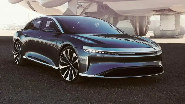 schräge Frontansicht eines dunklen Lucid Air