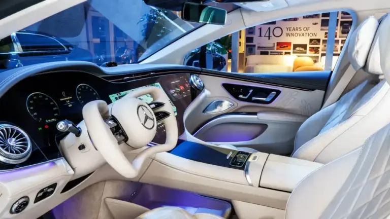 futuristisches Yoke Lenkrad im neuen Mercedes-Benz EQS