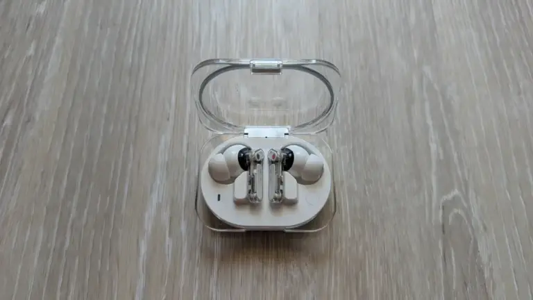 weiße Nothing Ear (3a) im geöffneten Case