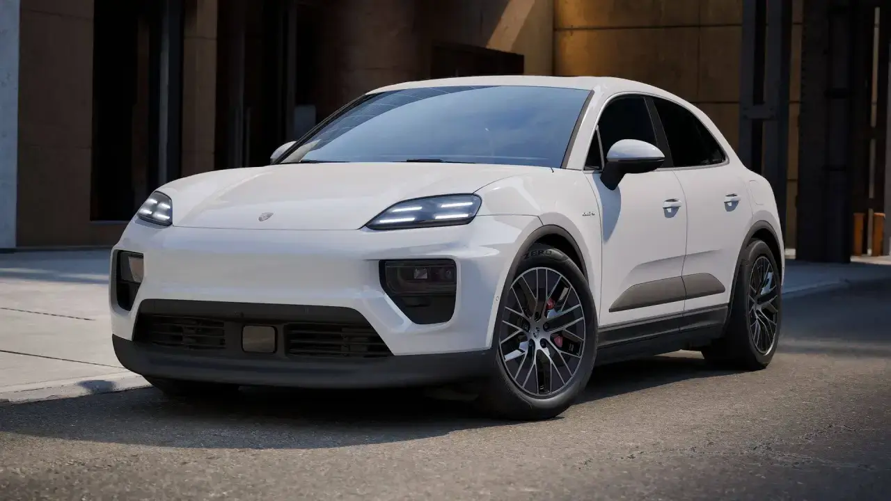 seitliche Frontansicht eines weißen elektrischen Porsche Macan 4S