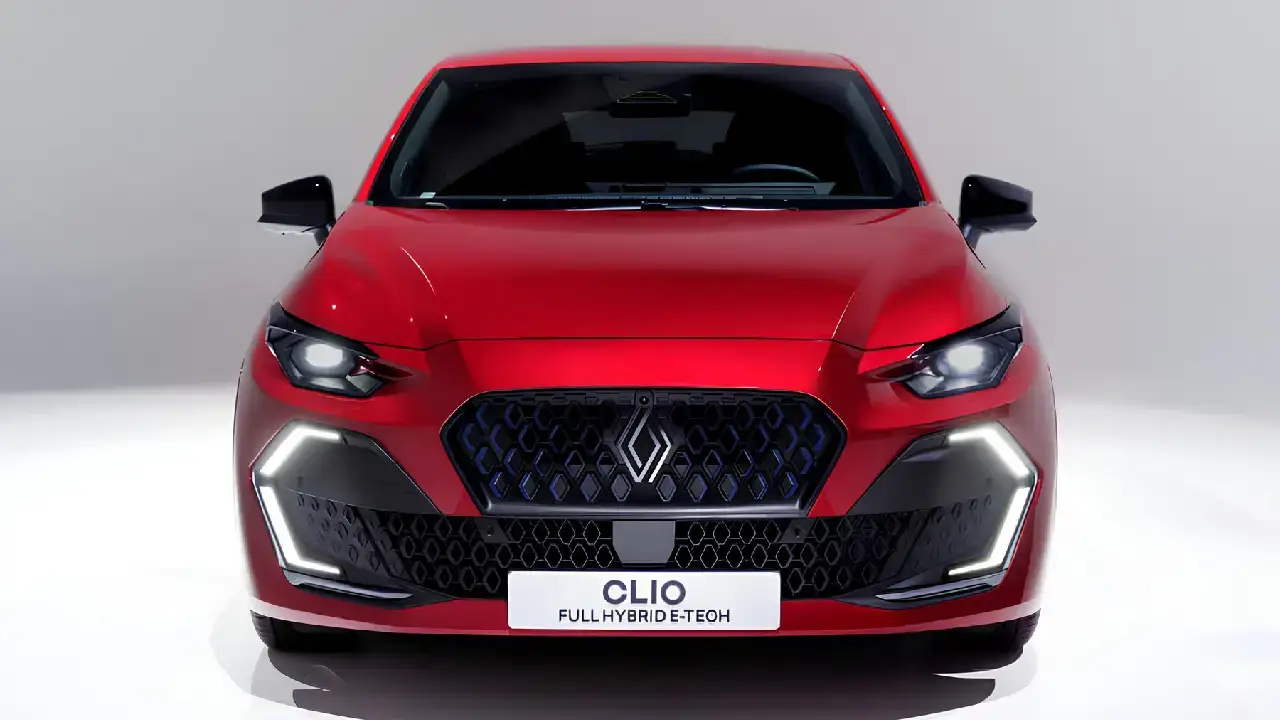 direkte Frontansicht eines roten Renault Clio Fullhybrid E-Tech