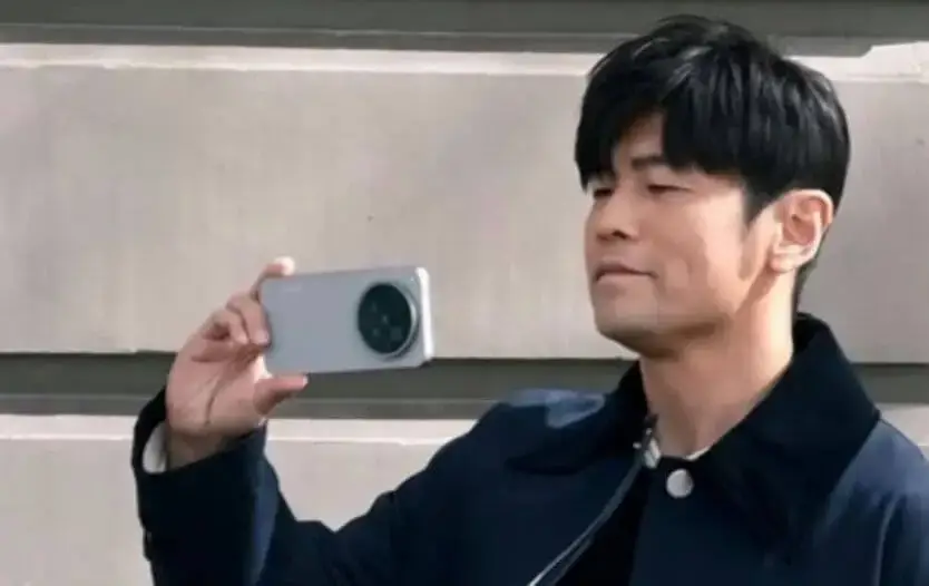 Leak des kommenden Vivo X500 Pro in den Händen vom taiwanische Superstar Jay Chou in Melbourne Leak des kommenden Vivo X500 Pro in den Händen vom taiwanische Superstar Jay Chou in Melbourne