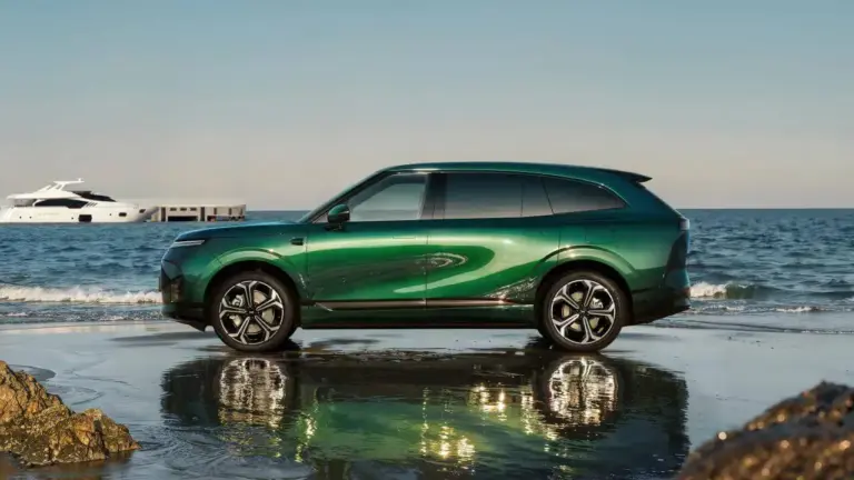 Seitenansicht eines grünen Xpeng G9 elektrischen SUV