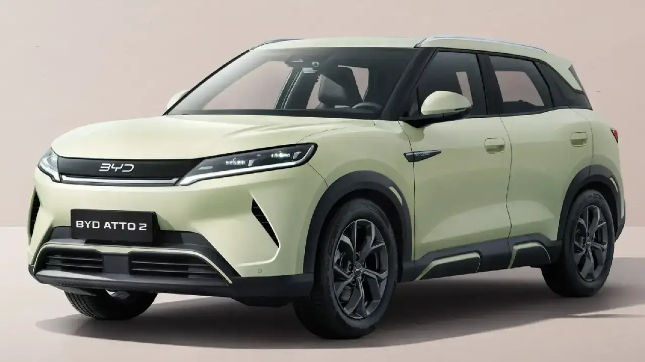 seitliche Frontansicht des grünen BYD Atto 2
