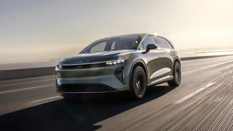schräge Frontansicht des Lucid Gravity