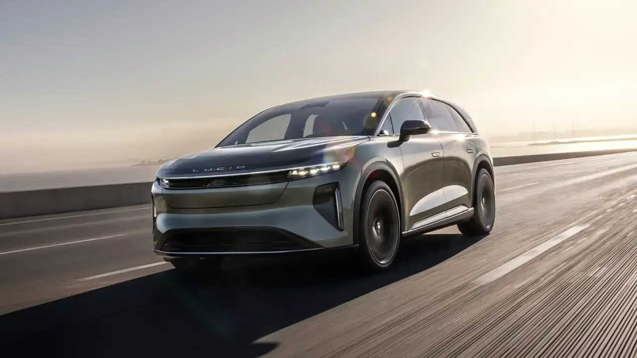 schräge Frontansicht des Lucid Gravity