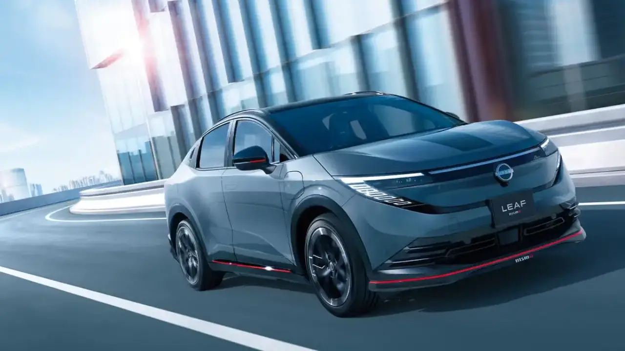 Der neue Nissan Leaf Nismo präsentiert sich als dynamisches Elektro-SUV mit futuristischen LED-Scheinwerfern, aerodynamischer Linienführung und markanten roten Nismo-Designelementen an der Frontschürze und den Seitenschwellern