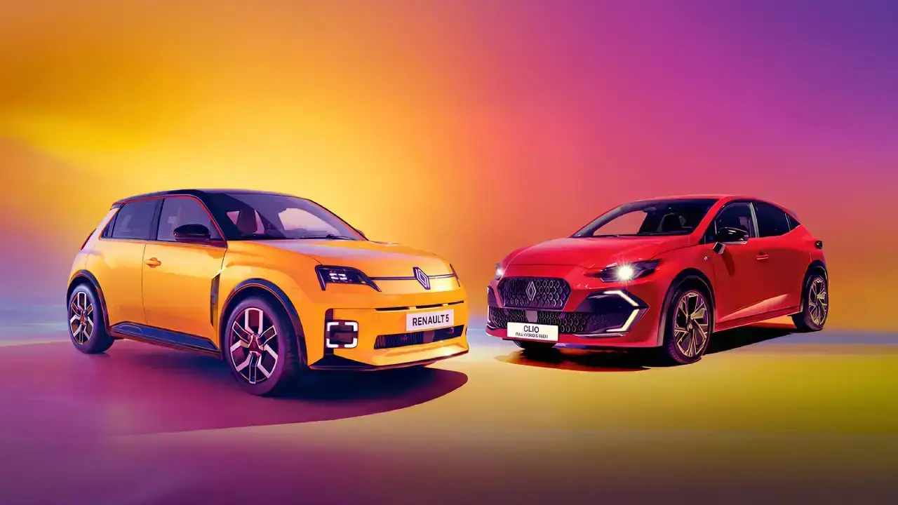 gelber Renault 5 und roter Renault Clio in schräger Frontansicht