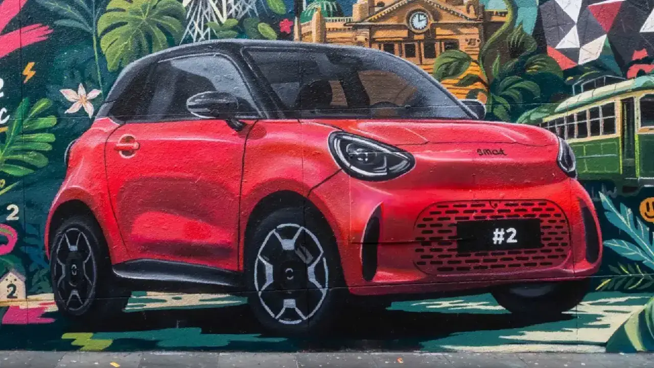 Teaser des kommenden smart #2 in rot in seitlicher Frontansicht