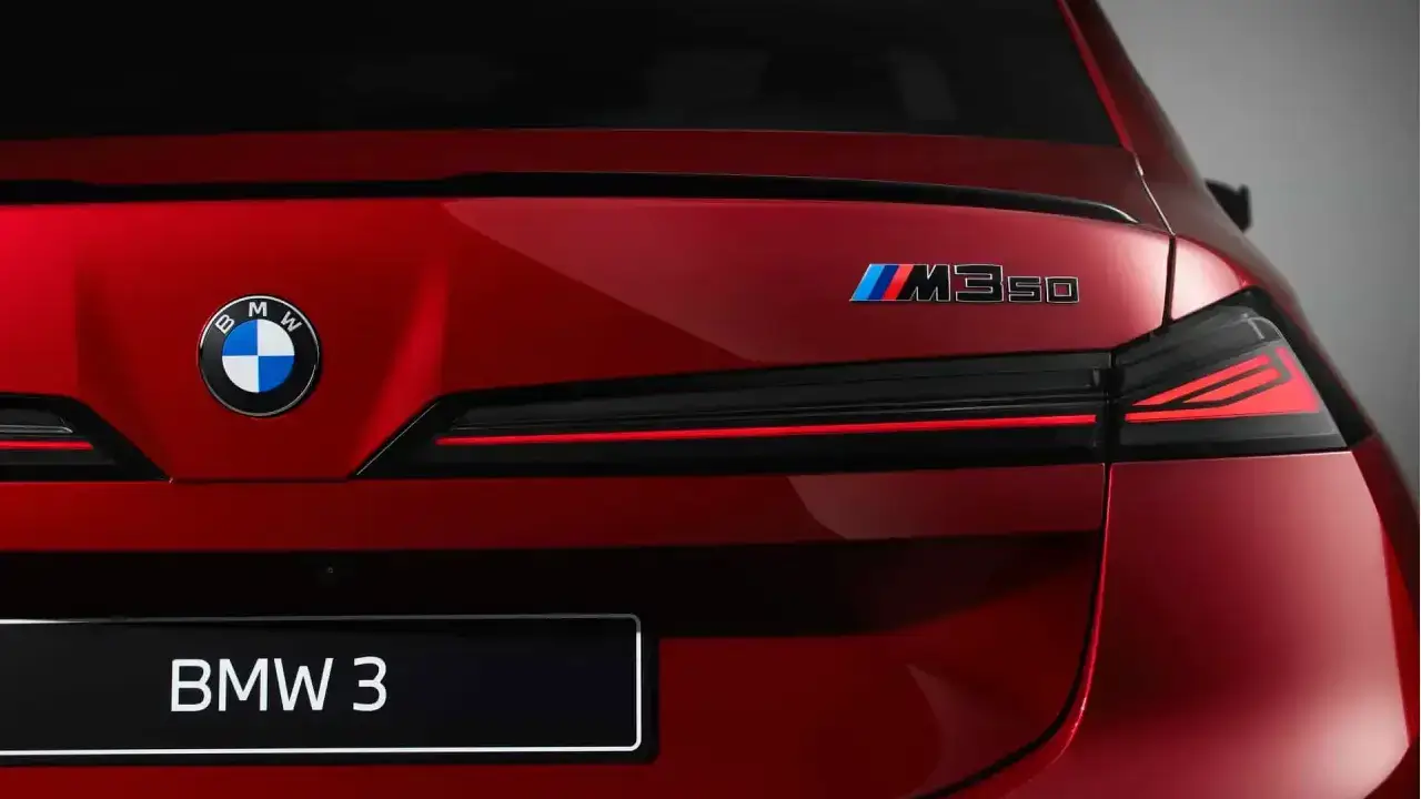 Heck des 2027er BMW M350 xDrive in der Farbe Fire Vegas Red mit den ikonischen M-Streifen