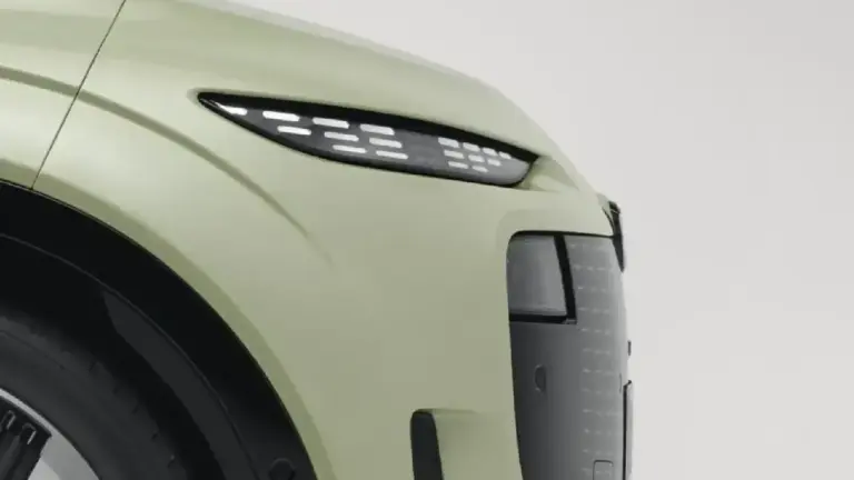 Audi A2 e-tron seitliche Ansicht auf die Front