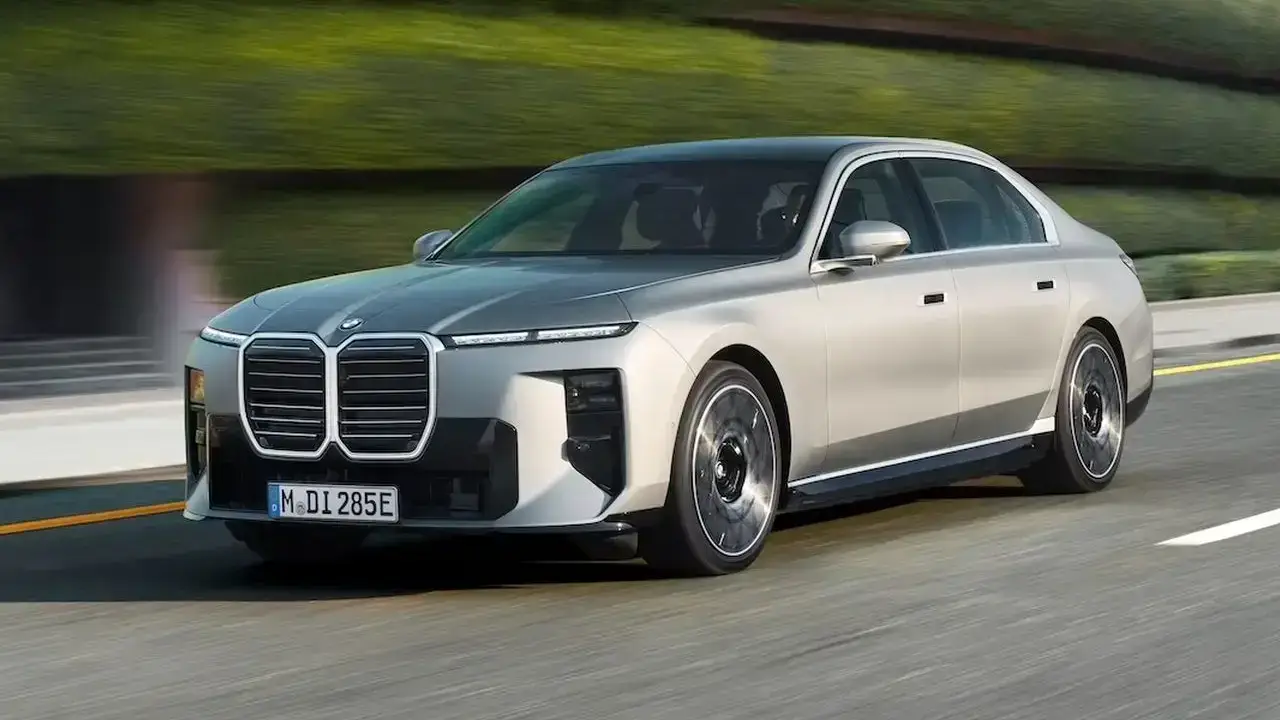 seitliche Frontansicht BMW i7 60 xDrive