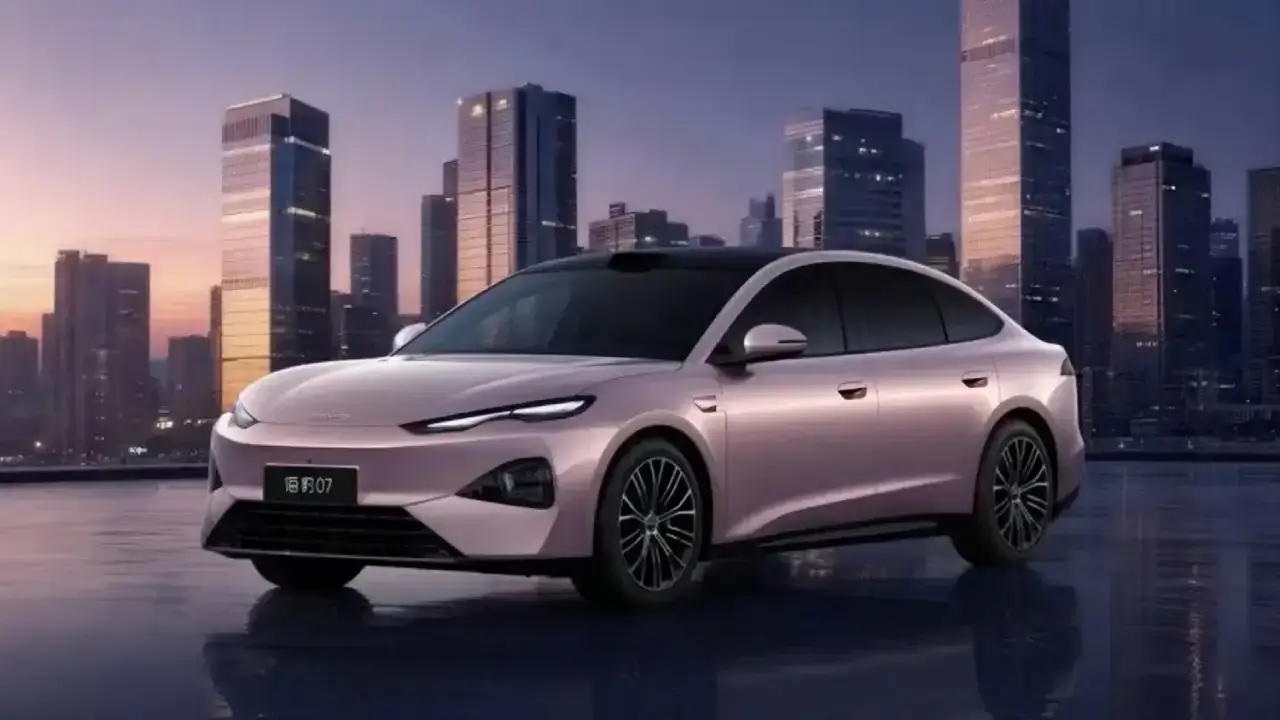 schräge Frontansicht des neuen Modell des BYD Seal 07