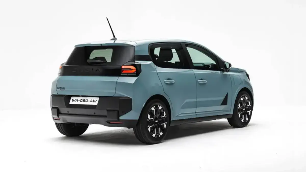 schräge Heckansicht des 2026er Dacia Spring schräge Heckansicht des 2026er Dacia Spring
